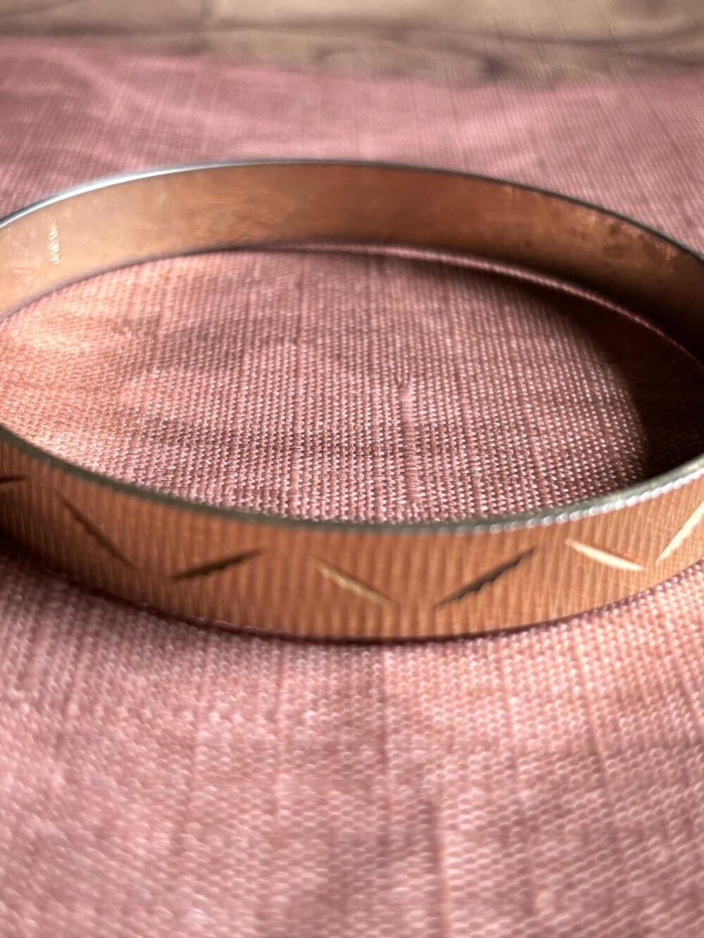 Vintage 1960s Florentine Finish Geometric Gold Tone Stackable Bangle - Picture 4 of 4